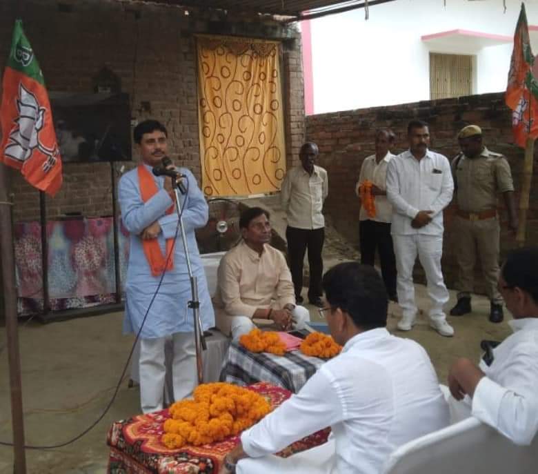 NagendraOffice's tweet photo. Successfully completed in the presence of the workers of the Mandal, after that on the birth anniversary of #Pandit_Dendayal_Upadhyay ji paid floral tributes to his picture.

#MannKiBaat  
#service_fortnight

#panditdeendayalupadhyayji https://t.co/7iIbR1grlG