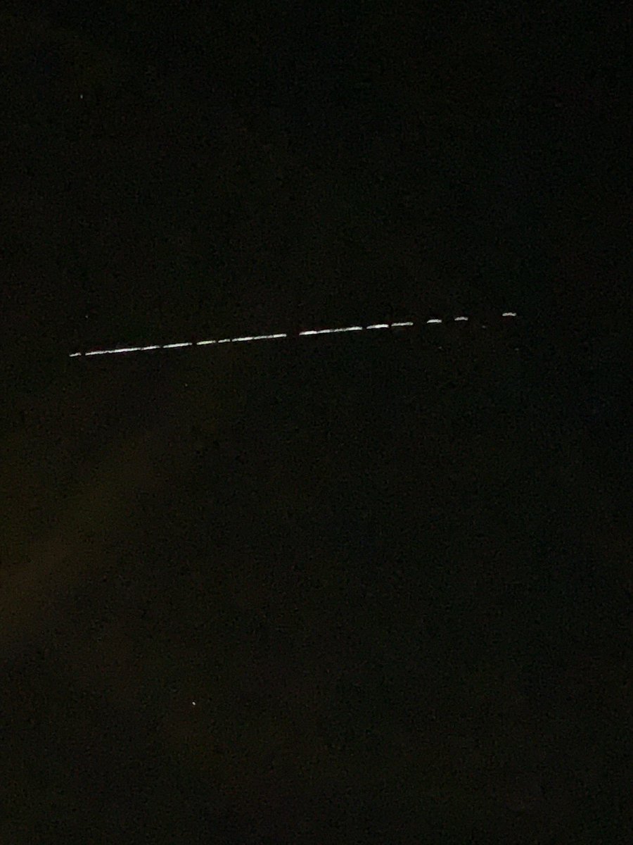 Acabo de ver esto en el cielo durante más de 1 minuto… estoy flipando no sé qué era