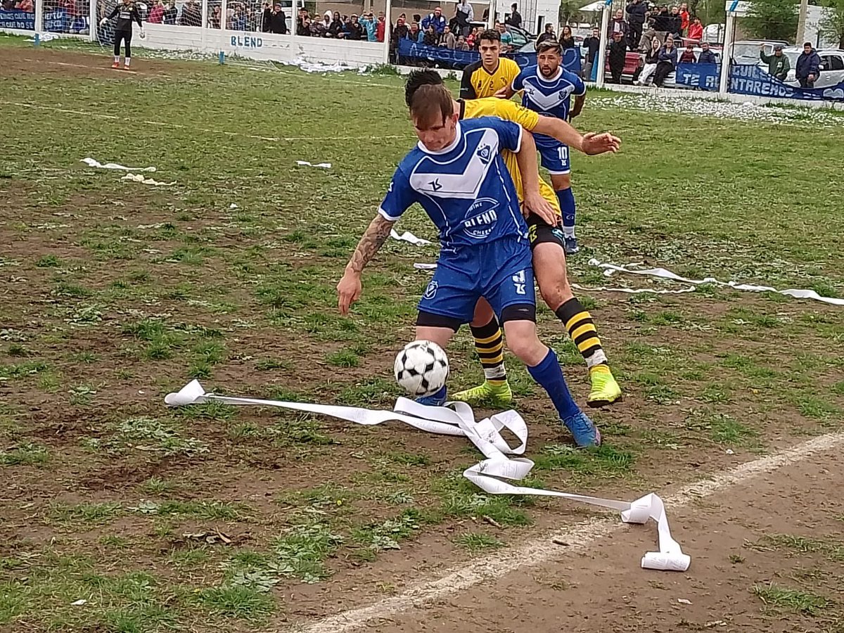 DeportivoAnguil's tweet photo. #SuperclásicoRuta5 #Anguilense Final del Primer Tiempo , gana y domina el partido el #Fantinero que tuvo las ocasiones más claras del PT  

#Anguilense 1   Uriburu 0

⚽️ #Eberts 

#ElCLUBDELPUEBLO #TODOSJUNTOS 💙⚽️💙 https://t.co/n7LbZ94NRV