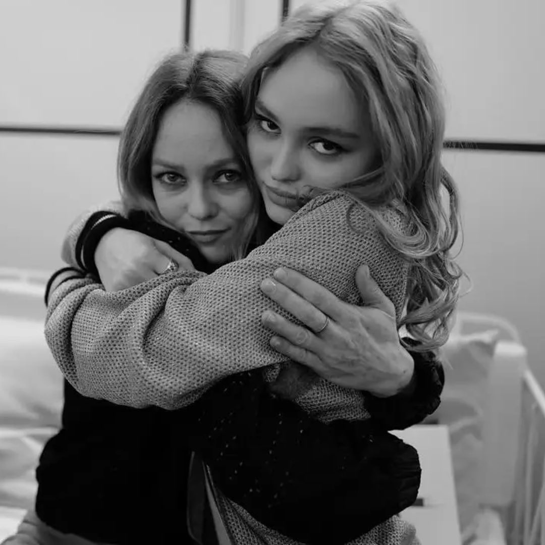 BRON (@BronStudios) on Twitter photo 2022-09-25 19:21:39 These mother-daughter duos are everything 🥰 #NationalDaughtersDay #LeslieMann & @maudeapatow, @ReeseW & #AvaPhillippe, #BlytheDanner & @GwynethPaltrow, #VanessaParadis & #LilyRoseDepp These mother-daughter duos are everything 🥰 #NationalDaughtersDay #LeslieMann & @maudeapatow, @ReeseW & #AvaPhillippe, #BlytheDanner & @GwynethPaltrow, #VanessaParadis & #LilyRoseDepp