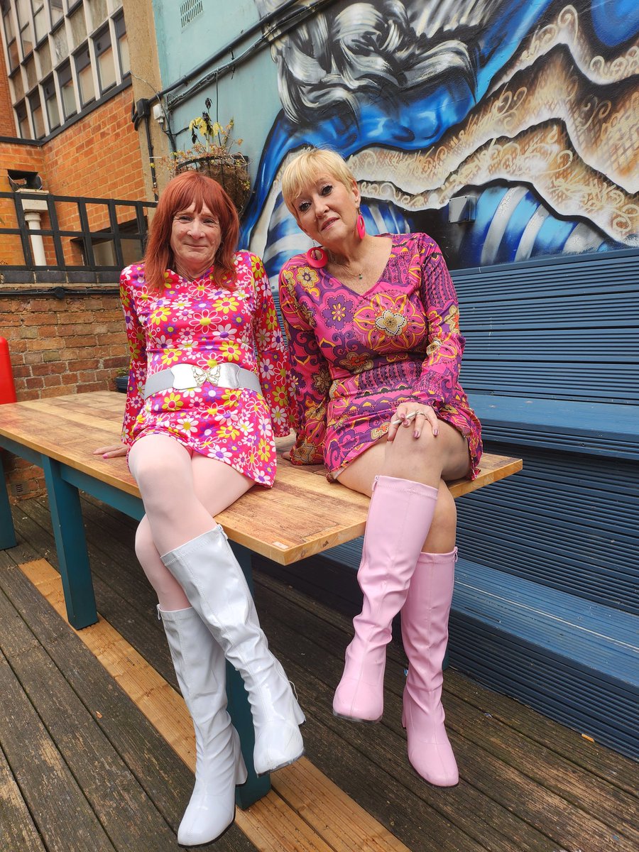 amanda_maid's tweet photo. Girls on the town 60's day in town #TransIsBeautiful #TransWomenAreWomen #TransRightsAreHumanRights https://t.co/zAugAokpLV