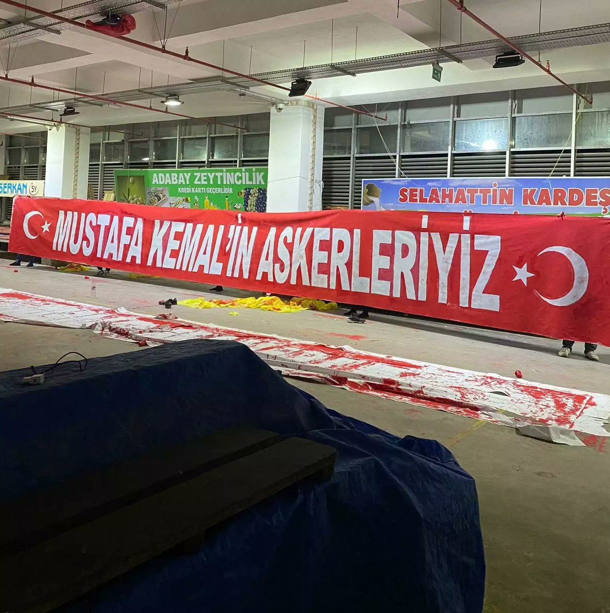 batuhancolak's tweet photo. 1. Fotoğraf, İzmir'deki milli maçta stada alınmayan pankart.
2. Fotoğraf, Diyarbakır'daki maçta stadın her yanına asılan sözde bayraklar...
Çözüm süreci bitmişti hani... https://t.co/v3ozCoKmJe