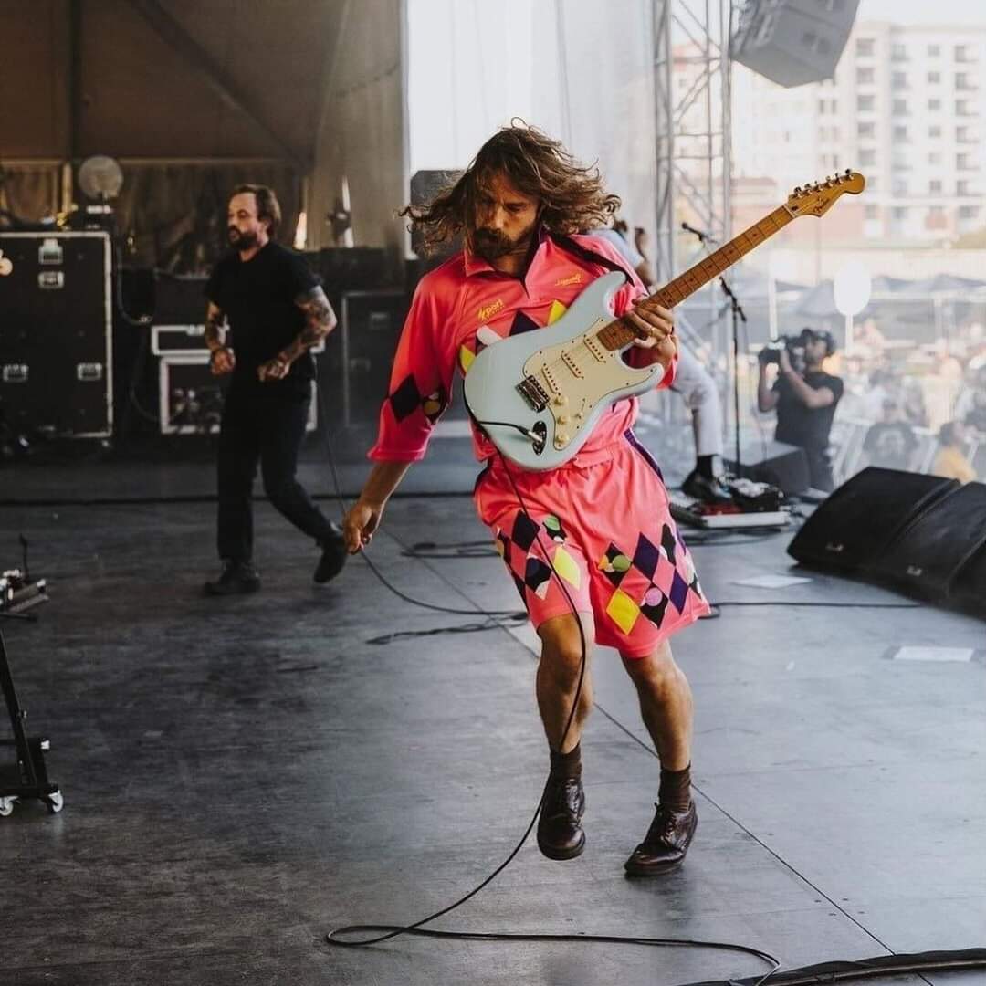 chikis6377's tweet photo. Mark Bowen, el guitarrista de #IDLES, sale al escenario con un uniforme del legendario portero Campos en el Sea Hear Now Festival... 🎸🔥 🤟😝🤟

Campos es un icono de la moda deportiva y ahora del rock. Por eso eres ‘Inmortal’ 😎 #jorgecampos #campos #inmortal #idles #markbowen https://t.co/iBClIBRPTX