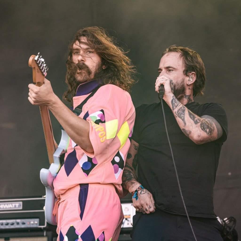 chikis6377's tweet photo. Mark Bowen, el guitarrista de #IDLES, sale al escenario con un uniforme del legendario portero Campos en el Sea Hear Now Festival... 🎸🔥 🤟😝🤟

Campos es un icono de la moda deportiva y ahora del rock. Por eso eres ‘Inmortal’ 😎 #jorgecampos #campos #inmortal #idles #markbowen https://t.co/iBClIBRPTX