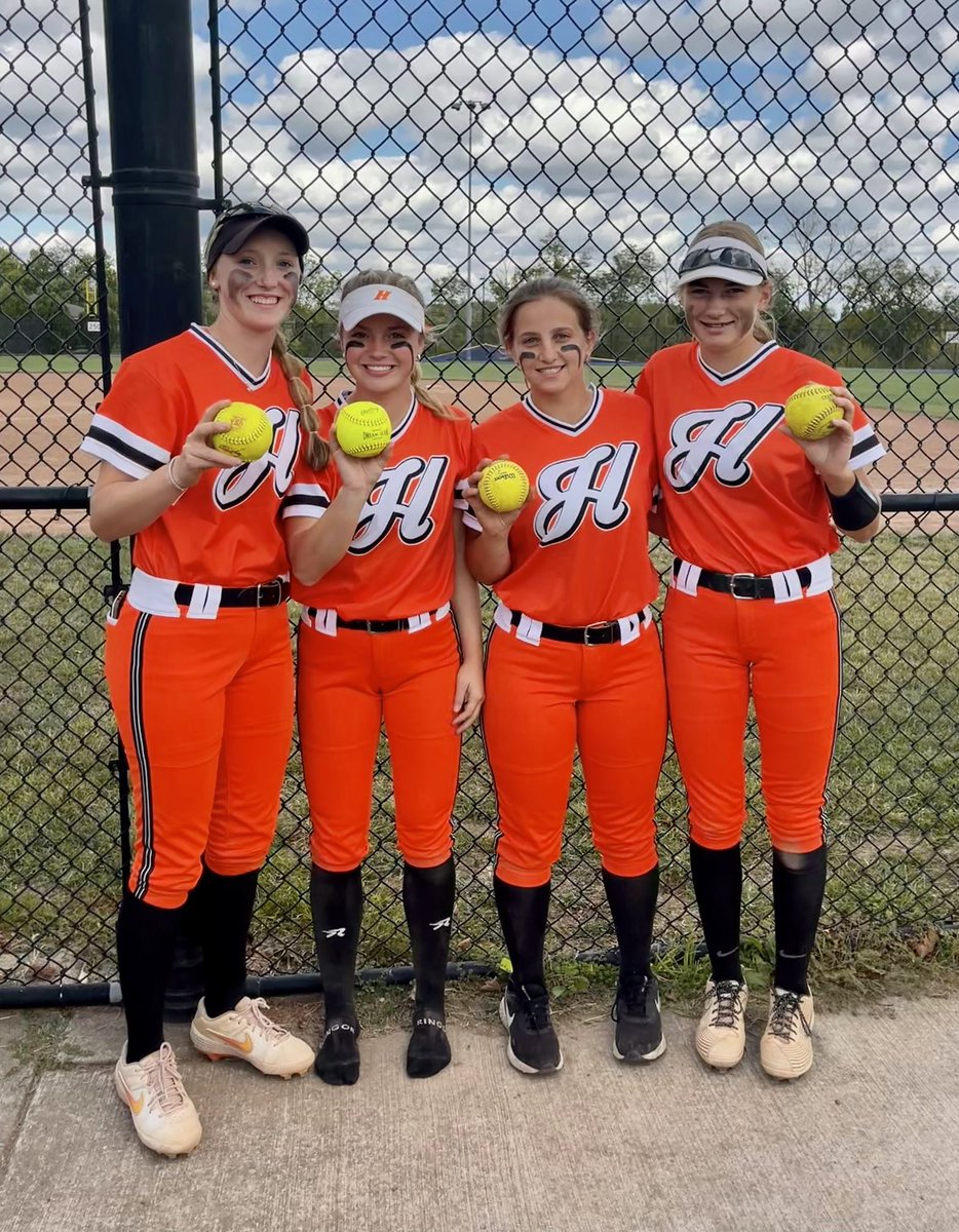 kaitlynflynn_06's tweet photo. 💣 squad @PaigeSchindl3r @rileybachman_ @ofc_heat https://t.co/hjA40c3zl7