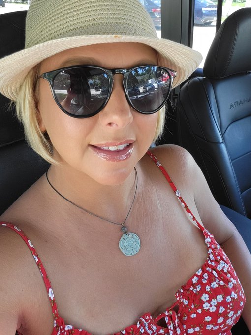 Time for a cruise on the beach in the Jeep🚙🌴🌞 https://t.co/aQ9oT0RC0N<a href="/tag/momcomesfirst"class="tags"><span>#momcomesfirst</span></a>