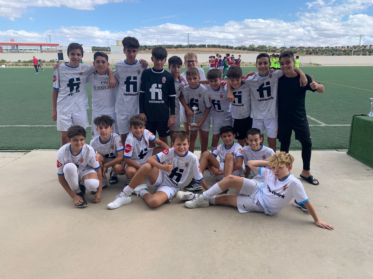 CanteraIllescas's tweet photo. Tercer puesto para el Infantil B en Yeles ���💪

Pasamos como primeros de grupo tras una gran victoria y un empate. En la fase final perdimos 0-1 contra Élite Talavera y 0-2 contra Ciudad Real ante un equipo de 2º año. 

Vaya año más ilusionante nos espera 💪

#CanteraIllescana https://t.co/Iv16xZnQvd