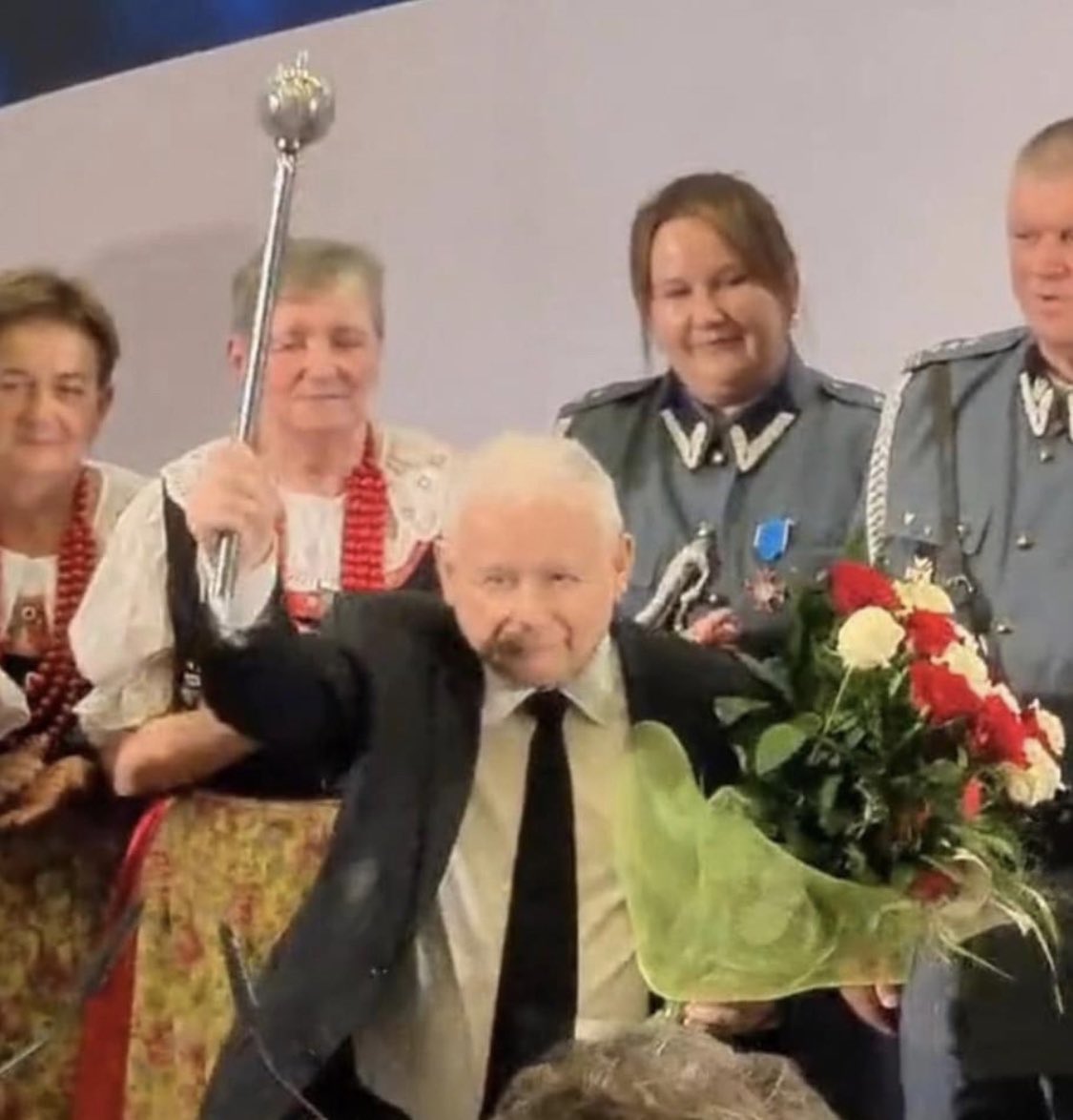 XKubiak's tweet photo. Co to są za przebierańcy z tyłu? Jakaś grupa rekonstrukcyjna? https://t.co/JzU8swZ19k