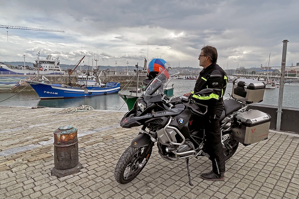arteviajarmoto's tweet photo. #THEBASQUEROUTE
#AVM-#ELARTEDEVIAJARENMOTO EN EUSKADI 
Parada en el puerto pesquero de Santurtzi, con el puerto deportivo al fondo; un breve descanso frente al mar y recordando los momentos vividos estos días.
#VisitEuskadi #Bizkaia @visiteuskadi @visitbiscay @MoterosEspana https://t.co/eKoBLVofDN