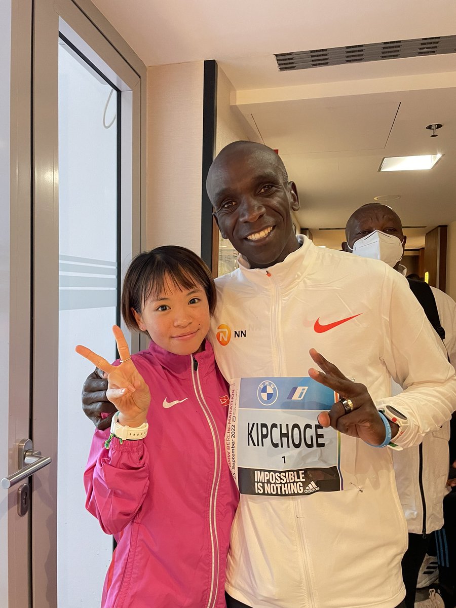rikaks3's tweet photo. #ベルリンマラソン
7位　2:21:55 
自己記録を6分34秒更新しました🌟
この2ヶ月厳しい練習を乗り越えてきたからこそ、レース中の苦しい場面で何度も粘ることが出来ました。

ドーピング検査待ちでキプチョゲさんと写真を撮っていただきました😭📸✨
家宝にします💎
沢山の応援ありがとうございました！ https://t.co/VwY3dPjDWm