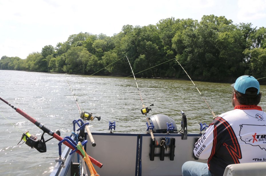CatfishNOW1's tweet photo. Nothing like hitting the water on a warm day and trolling for catfish! Marshall Hughley, Director of the #AlabamaCatfishSeries, pictured here on the #AlabamaRiver. If youβre looking for #flatheads, be sure to add Elmore County, Alabama to your list!
#FishAlabama #AlabamaCatfish https://t.co/1qDNadAyRI