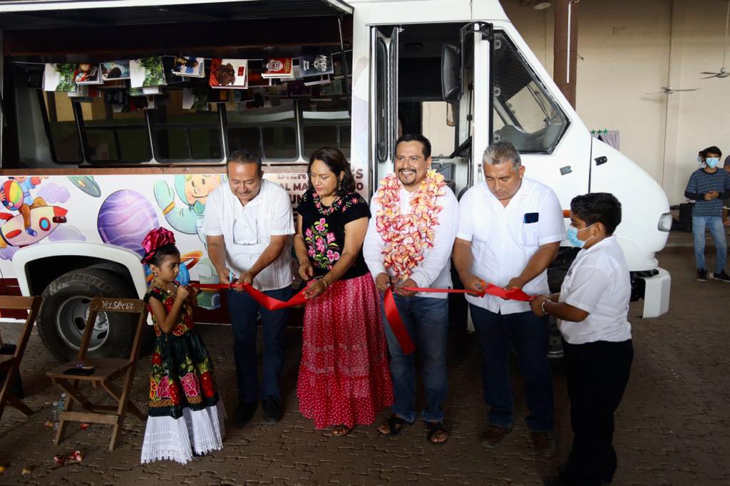 En Juchitán inició el recorrido de la #BibliotecaMóvil que promueve el diputado <a href="/IranSantiagoM/">Iran Santiago Manuel</a> a través de la organización #GusisacanuXquidxinu para fomentar la lectura en los niñas, niños y sus familias. Además disfrutaron de actividades como danzas, música y cuentos.