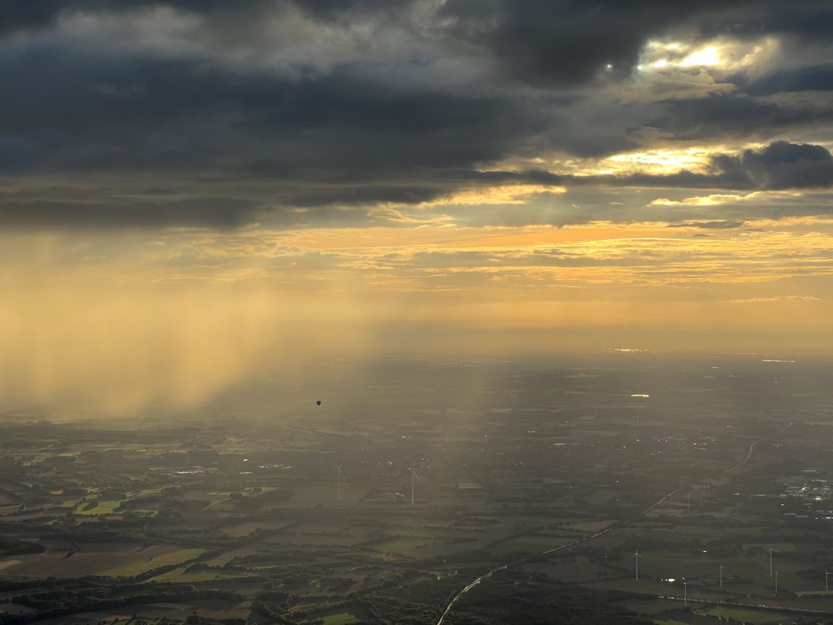 WolfpilotDE's tweet photo. Breathtaking flight, where weather and view changes every few minutes. Including three different rainbows 🌈 https://t.co/yoOANs95jr