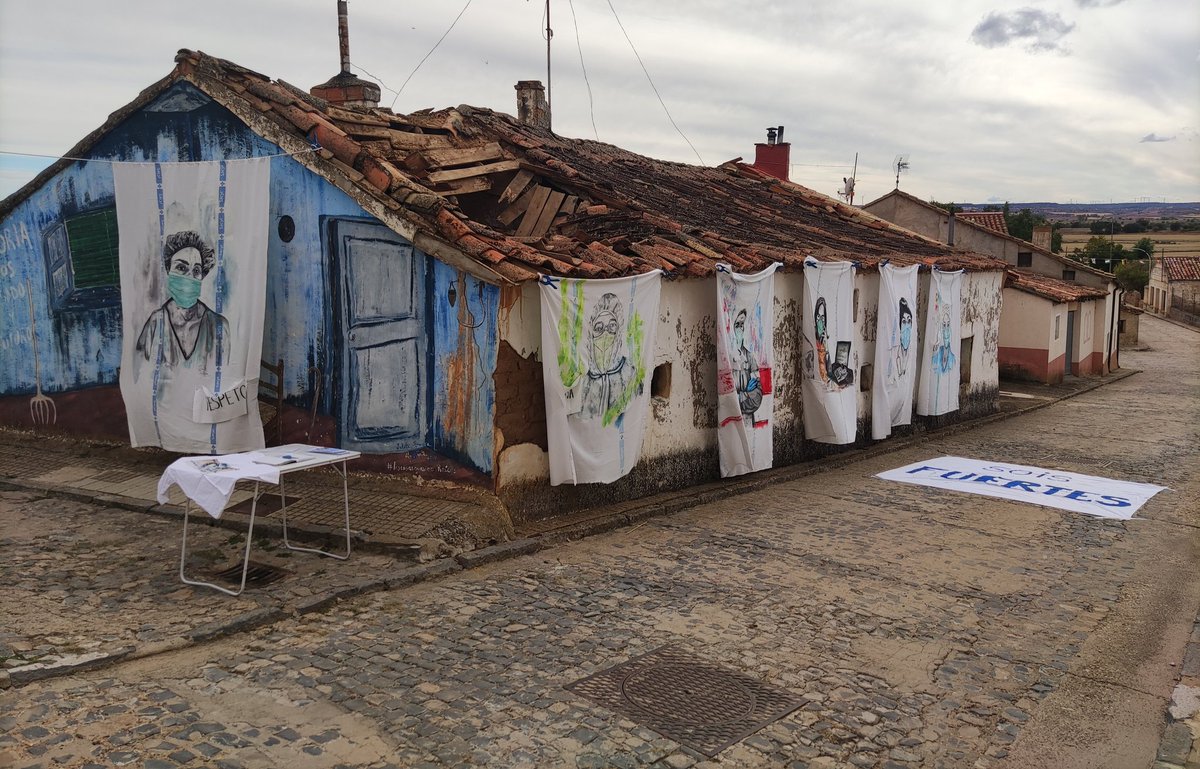 alpARTgata's tweet photo. Que bonita es nuestra casa azul, envejecida, caída y tan llena de luz 💙 Tres pases hemos hecho esta tarde. Parece mentira que después de tanto tiempo sigáis teniendo tanto interés. Guardaditas están...eso sí...hemos vuelto a gritar: por una #sanidadpublica de calidad. https://t.co/aN9UQPb9Qz