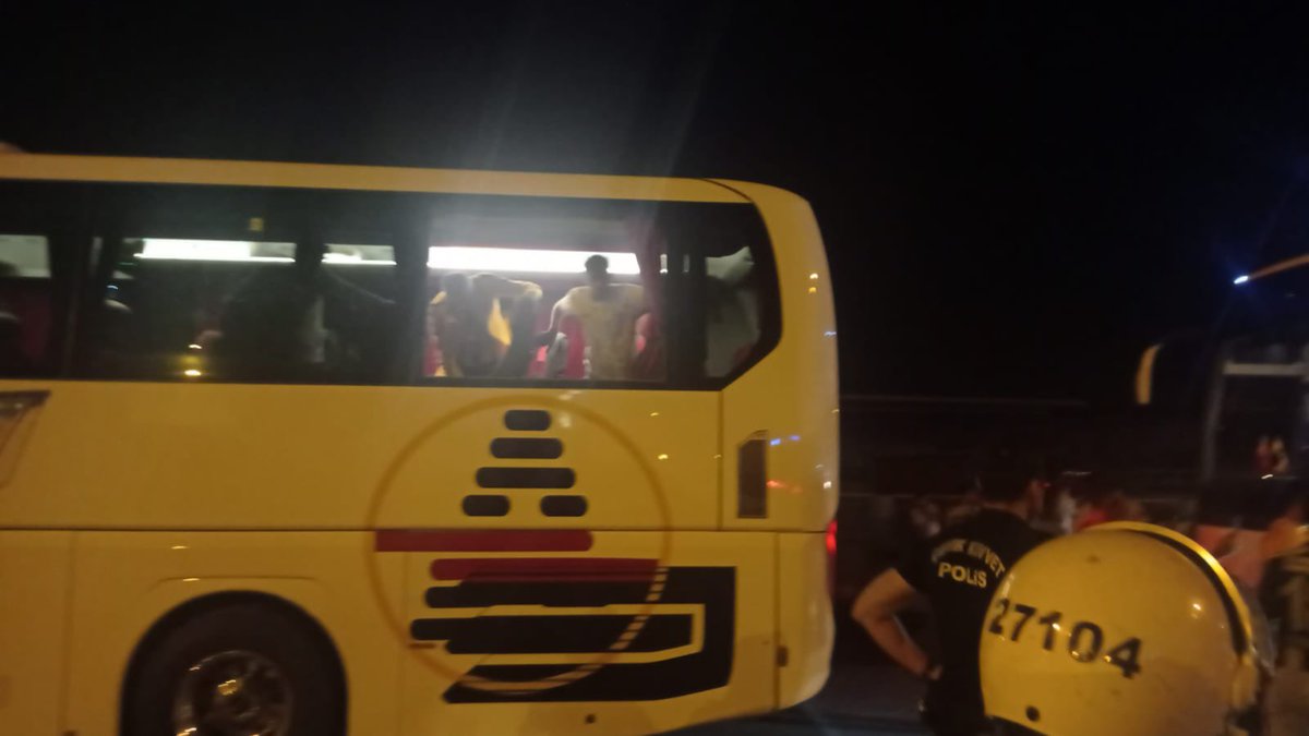 Şanlıurfaspor taraftarını taşıyan otobüslerin camını kıran o genç kardeşlerimize taşlı sopalı ve acımasızca saldıran ayrıca buna müsade eden herkesi şiddetle kınıyorum onlar sadece maç izlemeye giden insanlardı yazıklar olsun buna sebep olanlara.💛💚