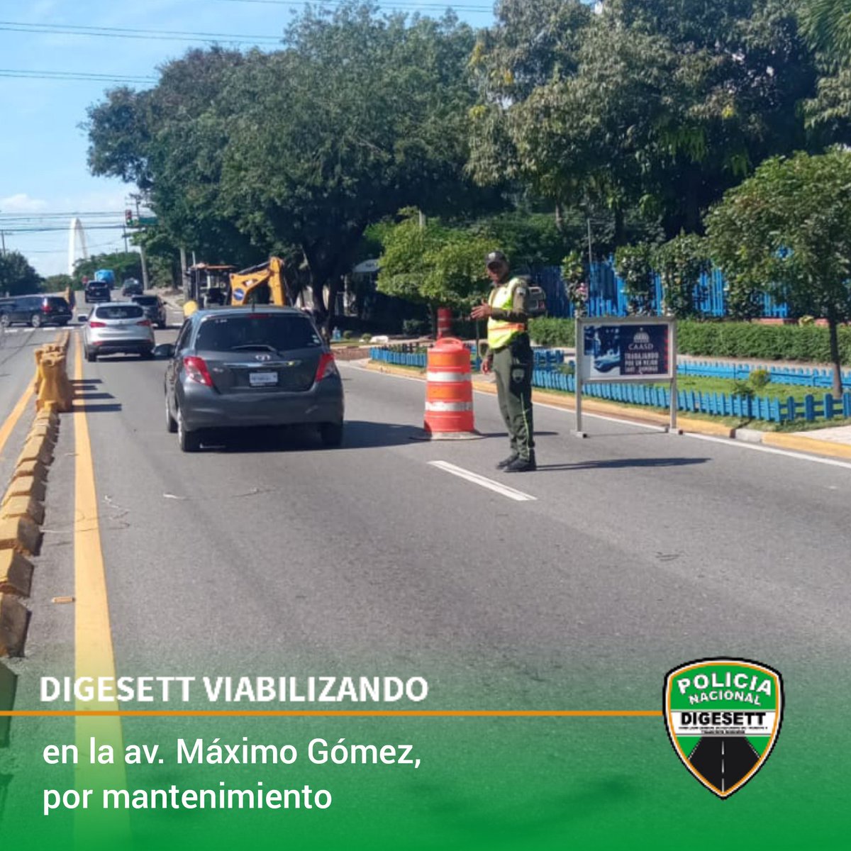 Nuestros agentes 👮🏽‍♀️ 👮🏼‍♂️ viabilizan en la av. Máximo Gómez, próximo a la av. Pedro Henríquez Ureña, en sentido Sur - Norte, por trabajos que realiza la CAASD. #DIGESETTViabiliza