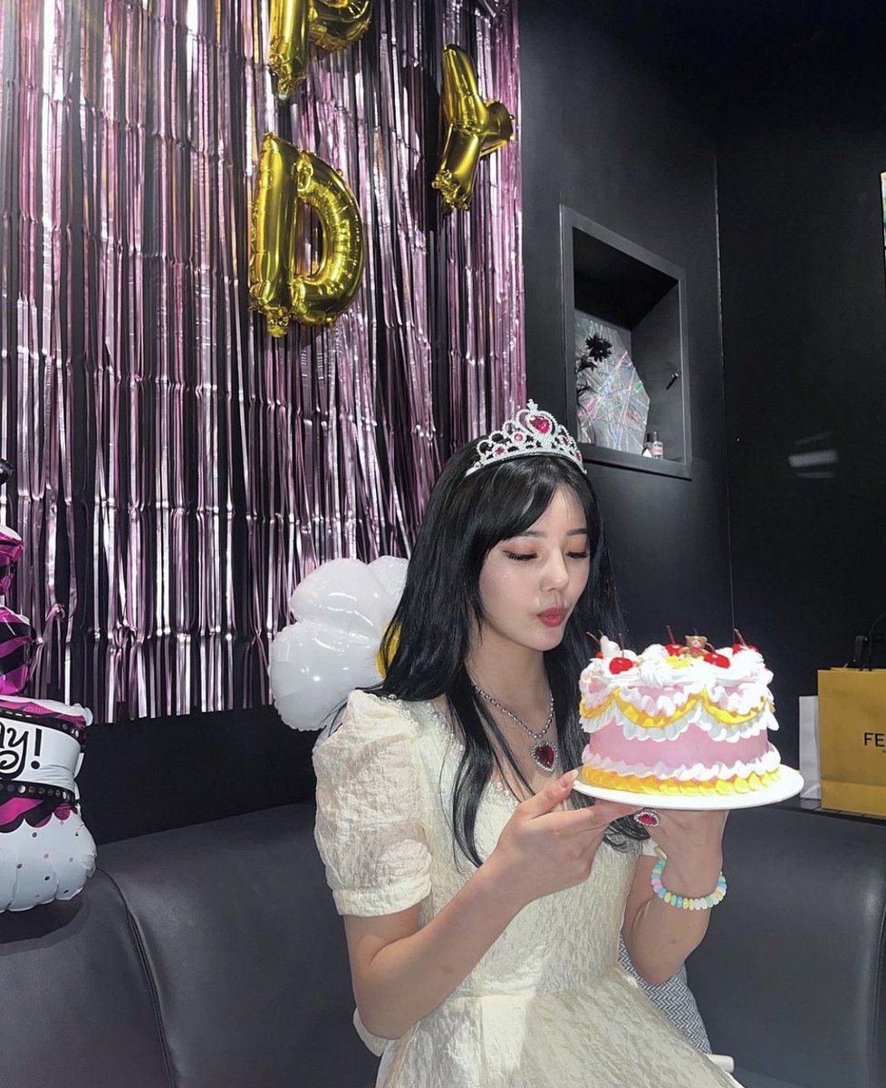 goyujinpics's tweet photo. yujin with her birthday cake yesterday ♡
#고유진 #YUJIN #KOYUJIN #GOYUJIN https://t.co/elgCzKKljb