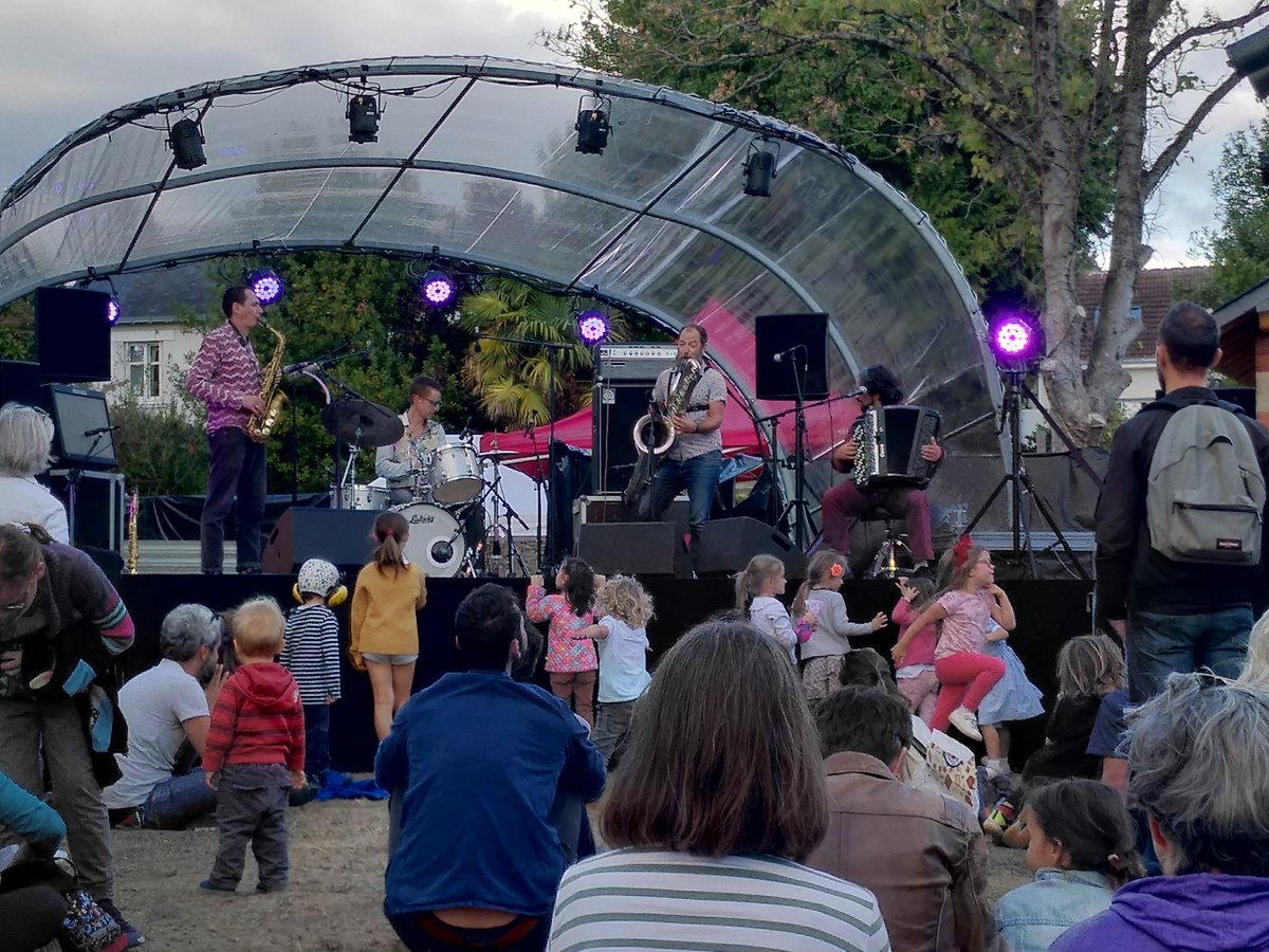 PoiroutDomino's tweet photo. C'était tellement bien ! Quel week-end formidable ! @LeGrandT nous a offert un lancement de saison mobile inoubliable ! Une vraie fête populaire et intergénérationelle
#tourneegenerale #casernemellinet https://t.co/q5rMBAsv6a