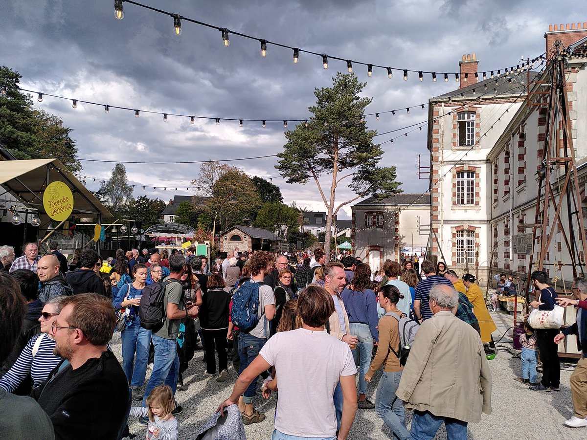 PoiroutDomino's tweet photo. C'était tellement bien ! Quel week-end formidable ! @LeGrandT nous a offert un lancement de saison mobile inoubliable ! Une vraie fête populaire et intergénérationelle
#tourneegenerale #casernemellinet https://t.co/q5rMBAsv6a