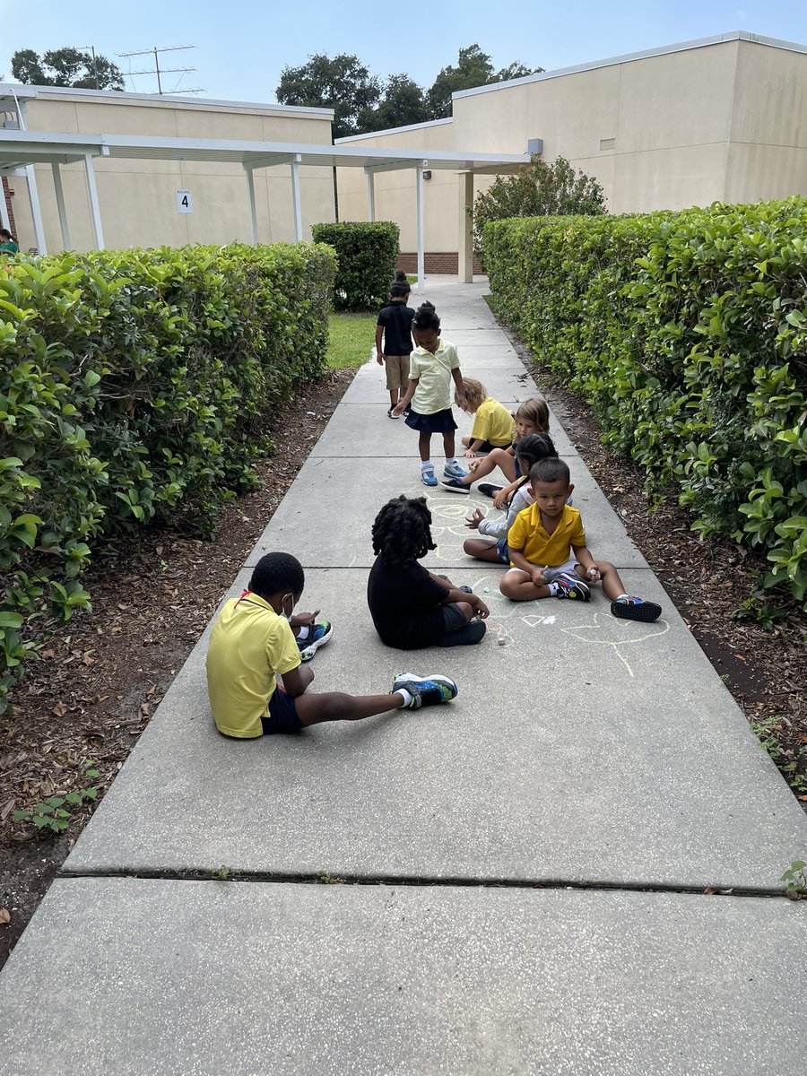 VeltMs's tweet photo. #yellowhouse meeting @BrowardElem!  @enphilyor @petessheep @LibraryladyV @Mrsjp7 https://t.co/NDvFM7TfVp