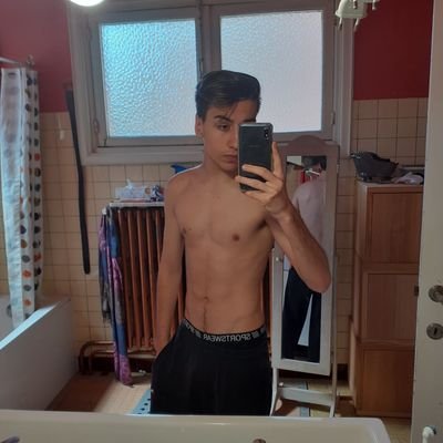 THR1LLCS tweet media