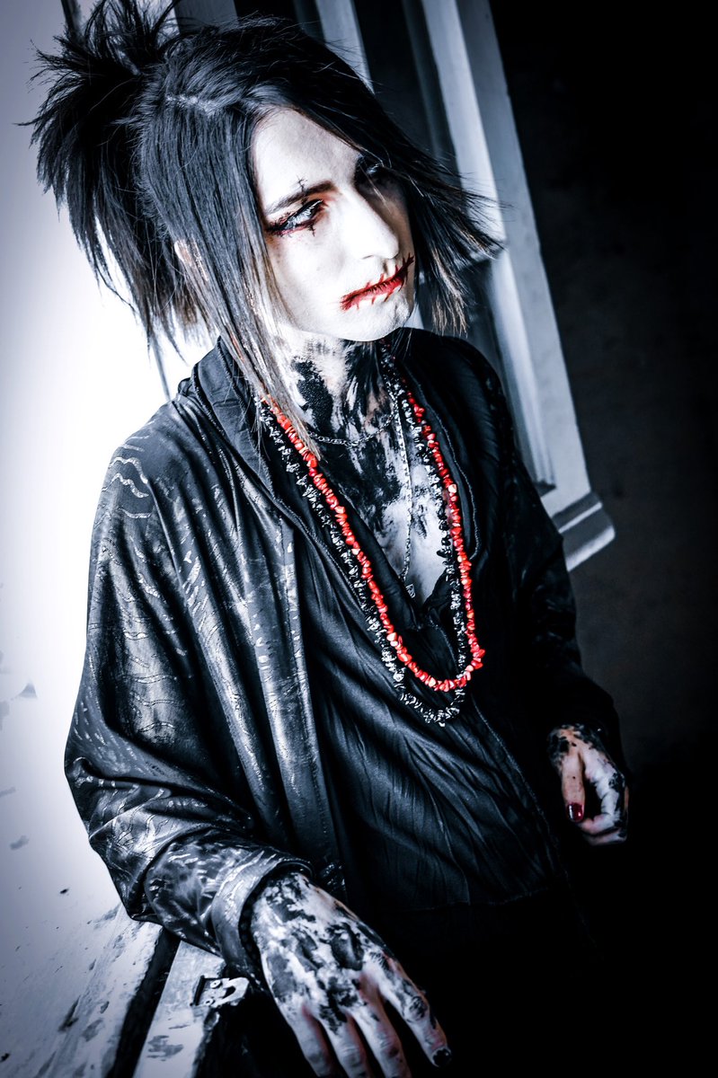 Atma_Undesire's tweet photo. バンドで新しい素材を準備する
Preparando nuevo material para la banda.
Preparing new stuffs with the band.
#vkei #visualkeifashion #gothgoth #longhairmenstyle #visualkeirock #visualkeistyle #vk #visualkei #visualkeiboy #makeup #makeupmen #visualkei #visualkeiband #makeup #v系 https://t.co/bAQv5Lwib1