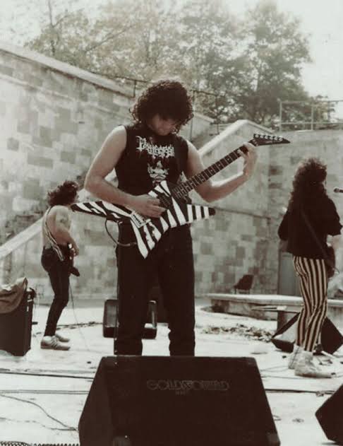 Pentagram grubunun gitaristi Ümit Yılbar, 29 yıl önce bugün, komando olarak gittiği Siirt'te şehit oldu. 🥀