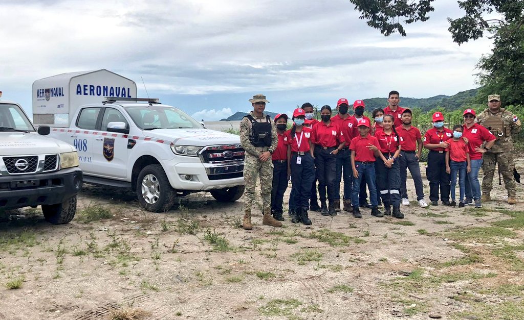 aeronavalpanama's tweet photo. Comprometidos con la conservación de nuestros mares 🌊 y playas 🏖, unidades de la 2da. Región #Aeronaval participaron en una jornada de limpieza en la playa de Puerto Caimito y Playa Leona, en conjunto con voluntarios de la @CRPBaru67.

#CuidemosNuestroAmbiente
#UnPanamáMejor https://t.co/4E2qhCVoNS