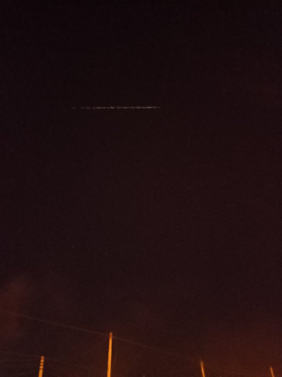 j_ant88's tweet photo. @navedelmisterio Esta noche sobre las 21:10 sobrevoló el cielo en Camas (Sevilla) ¿Que puede ser esto? Lo vimos muchas personas. https://t.co/lsfAAcpaZn