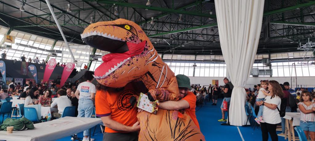 Se nos ha colado un dinosaurio en el pabellón.

¡Nos quiere llevar a la Extinción!
#LES2022