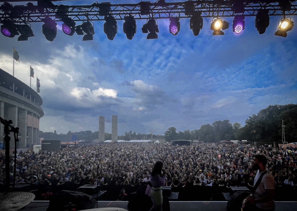 Alice Merton HQ (@bralicemerton) on Twitter photo Same place, five years later! Thank you <a href="/LollapaloozaDe/">Lollapalooza Berlin</a> 🤘🏽 || <a href="/AliceMerton/">Alice Merton</a> Same place, five years later! Thank you <a href="/LollapaloozaDe/">Lollapalooza Berlin</a> 🤘🏽 || <a href="/AliceMerton/">Alice Merton</a>