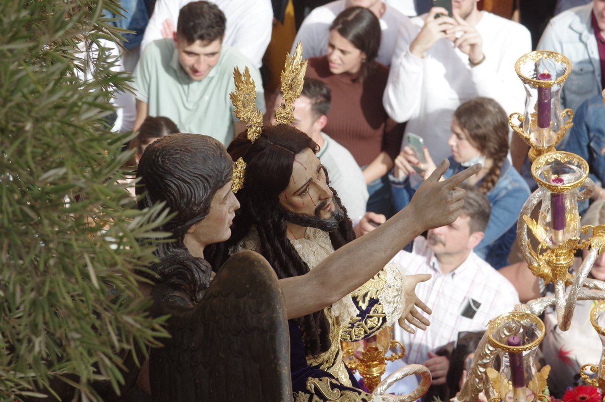 Orando entre el pueblo.

📸: Eduardo Nieto
#DomingodeOración #yosoydelHuerto #CofradíasMLG