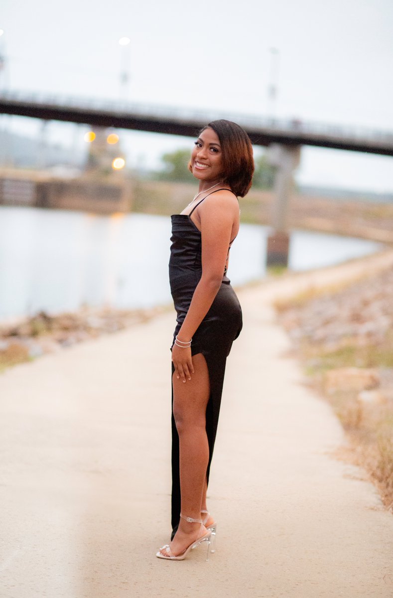 LysiaMedia's tweet photo. I had the pleasure of taking photos of Krista before the Homecoming Dance yesterday evening and she looked stunning! #MaumelleHornets #CheerSquad #SeniorSunday #HomecomingDance https://t.co/g5AVrOCgNv