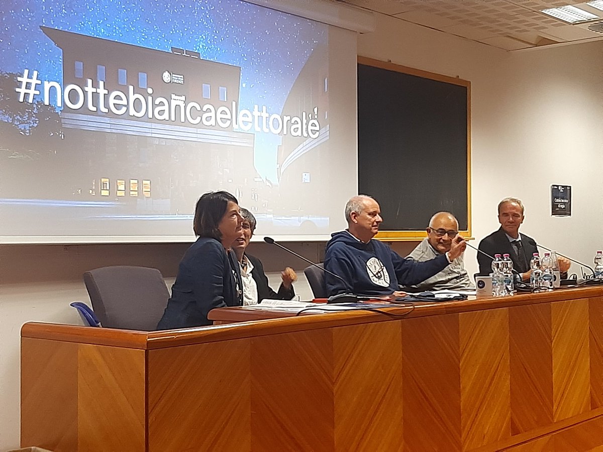 ltzmtr's tweet photo. Dopo i saluti, si entra nel vivo dell'analisi, trattando temi caldi quali il lavoro e l'economia, le politiche energetiche, il fisco nei programmi elettorali con i proff. Tonarelli, Cartei, Pazienza. #nottebiancaelettorale #cesarealfieri @UNI_FIRENZE https://t.co/FKi4l2Q79L