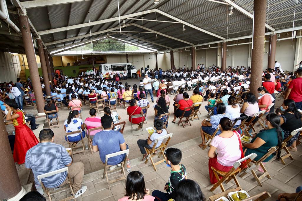 En Juchitán inició el recorrido de la #BibliotecaMóvil que promueve el diputado <a href="/IranSantiagoM/">Iran Santiago Manuel</a> a través de la organización #GusisacanuXquidxinu para fomentar la lectura en los niñas, niños y sus familias. Además disfrutaron de actividades como danzas, música y cuentos.