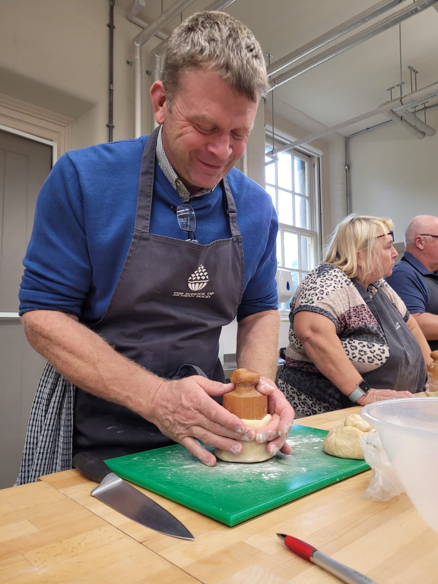 artisanschool's tweet image. Everyone likes a #properpie class