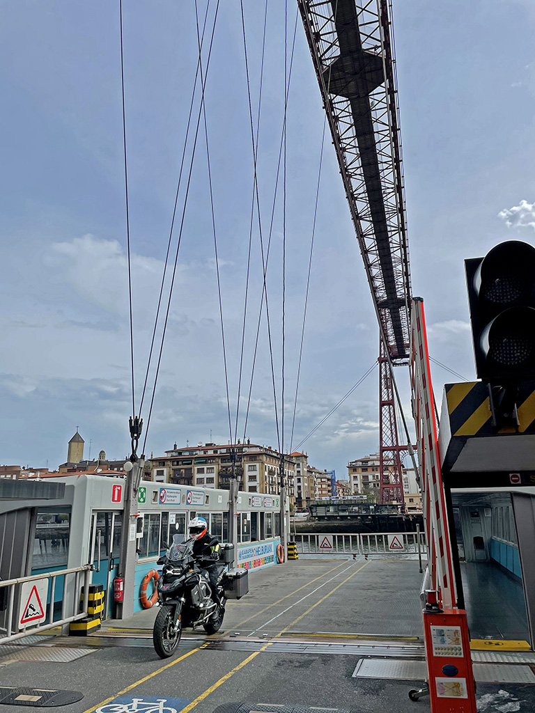 arteviajarmoto's tweet photo. #THEBASQUEROUTE
#AVM-#ELARTEDEVIAJARENMOTO EN EUSKADI 
Puente Bizkaia de Portugalete, una de las construcciones más sobresalientes de la Revolución Industrial Europea y uno de los mayores logros de la ingeniería del siglo XIX.
#VisitEuskadi #Bizkaia @visiteuskadi @visitbiscay https://t.co/7ASzmQX2NP