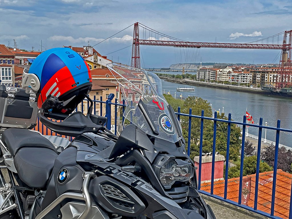 arteviajarmoto's tweet photo. #THEBASQUEROUTE
#AVM-#ELARTEDEVIAJARENMOTO EN EUSKADI 
Puente Bizkaia de Portugalete, una de las construcciones más sobresalientes de la Revolución Industrial Europea y uno de los mayores logros de la ingeniería del siglo XIX.
#VisitEuskadi #Bizkaia @visiteuskadi @visitbiscay https://t.co/7ASzmQX2NP