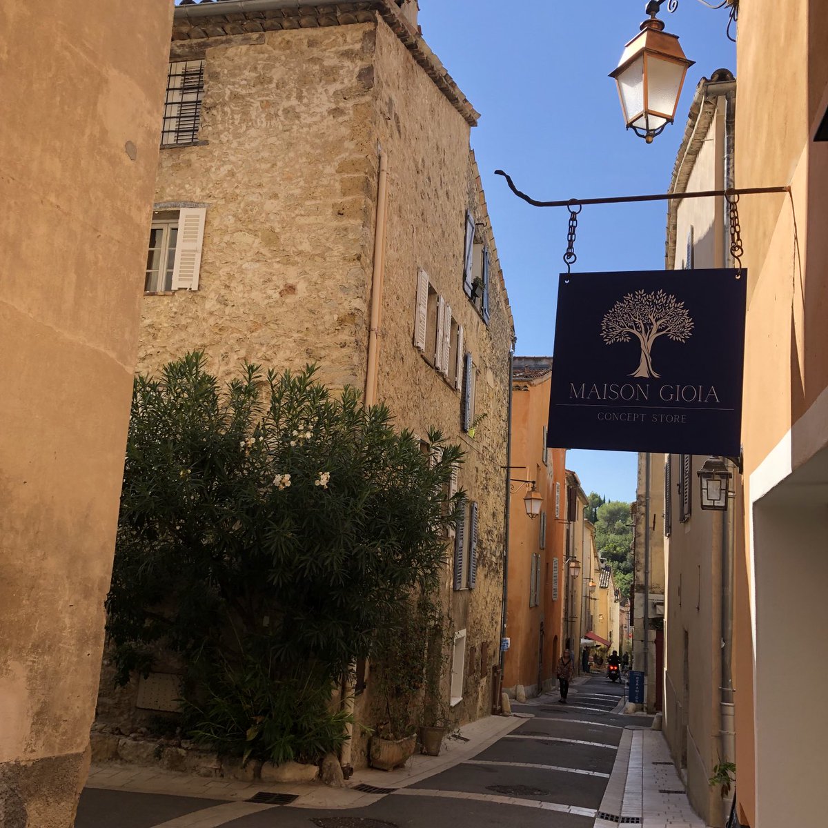 edalmea's tweet photo. #Valbonne, piccolo gioiello dalla pianta a scacchiera nella regione #Provenza #Alpi #CostaAzzurra, incanta con atmosfere d’altri tempi. #Francia #ExploreFrance ⁦@viaggiatori⁩ @IT_AtoutFrance⁩ ⁦@BarbaraLovato1⁩ https://t.co/9YvLbjxgfV