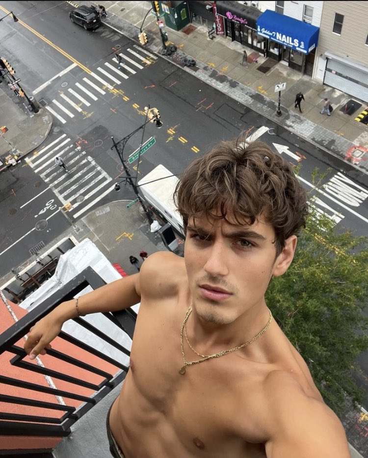 Tonyxlov's tweet photo. New beginnings #NewYork https://t.co/TDmOqE9GBH
