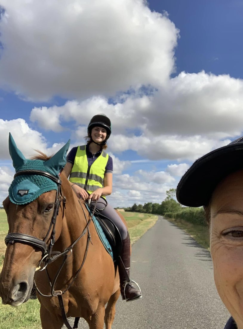 Out for a walk with Faye &amp; Helen 😊🐎