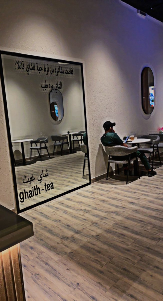 -انت مستهتر و طايش ولا نشره عليك 
 و لا انا عقلي من الطيب يازن له بلد

 انت تخشى طرقة الليل و امك تحتريك
 و لا #انا من جور الايام سايقها جلد .