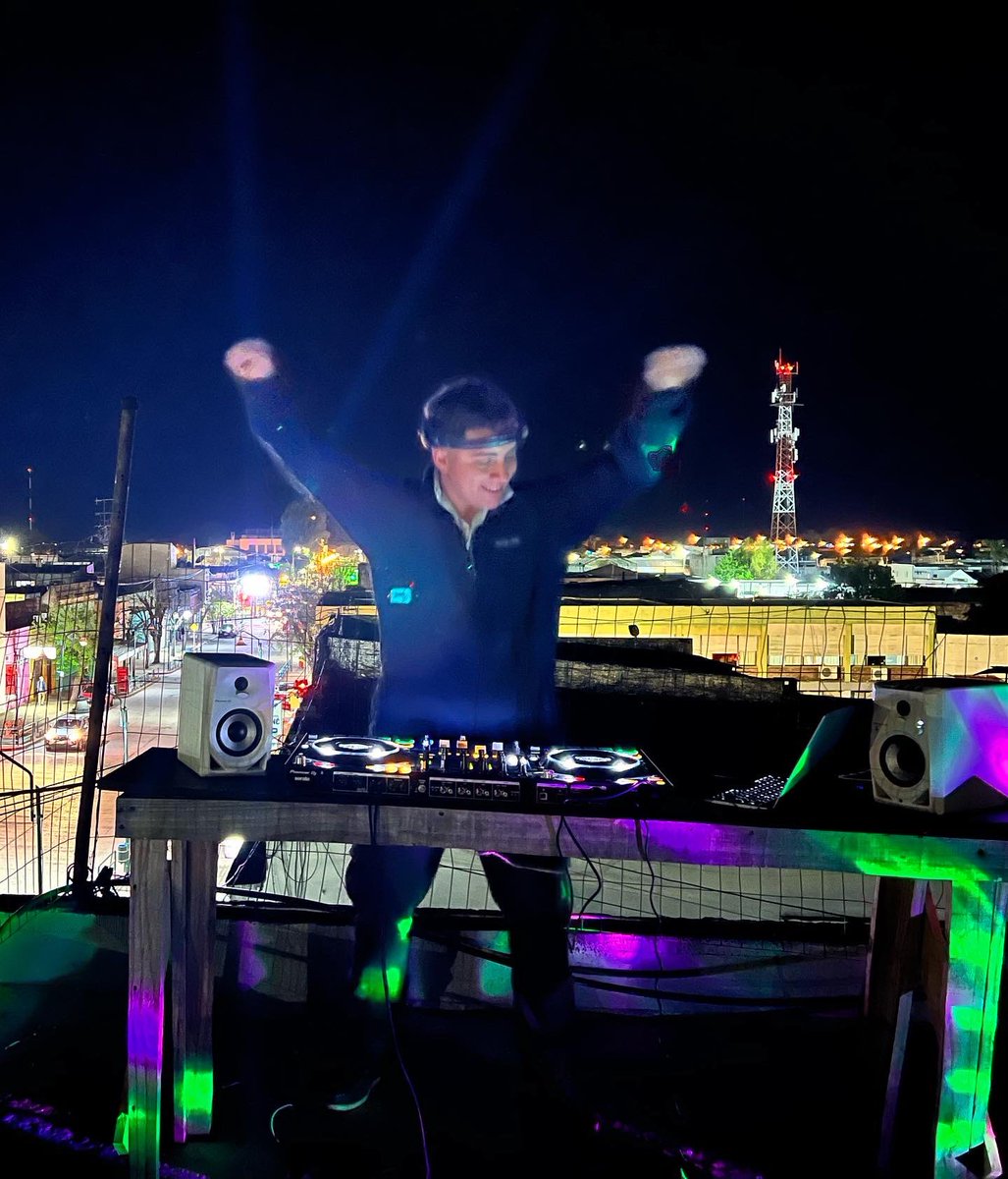 rodamiansilva's tweet photo. Feliz haciendo lo que siempre fue mi sueño 🤩 🎧 🙌
#Pioneerdj #ddj1000srt #sennheiserhd25 #dm40bt #laterraza #pasodelostoros https://t.co/hmihNHic7U