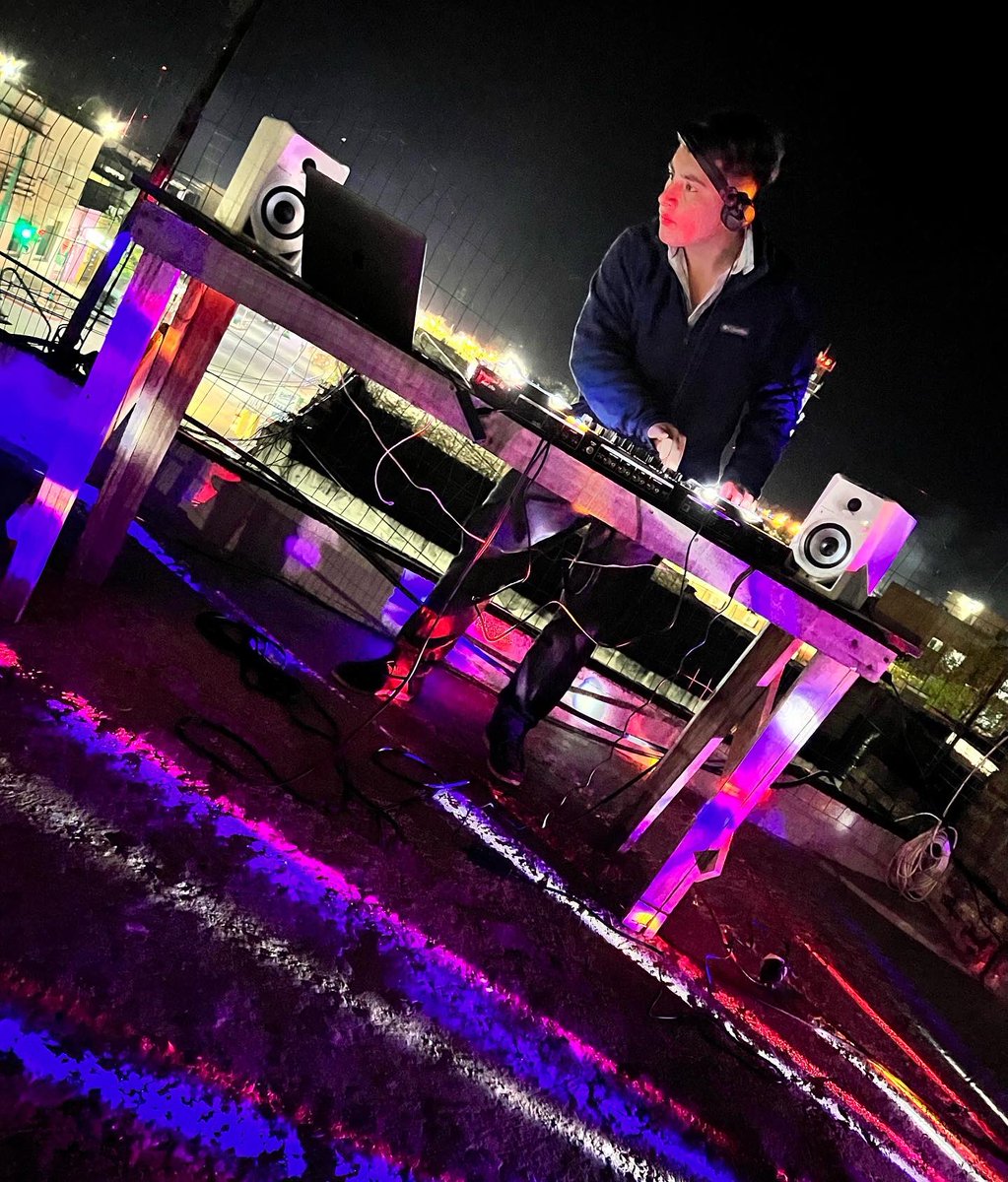 rodamiansilva's tweet photo. Feliz haciendo lo que siempre fue mi sueño 🤩 🎧 🙌
#Pioneerdj #ddj1000srt #sennheiserhd25 #dm40bt #laterraza #pasodelostoros https://t.co/hmihNHic7U