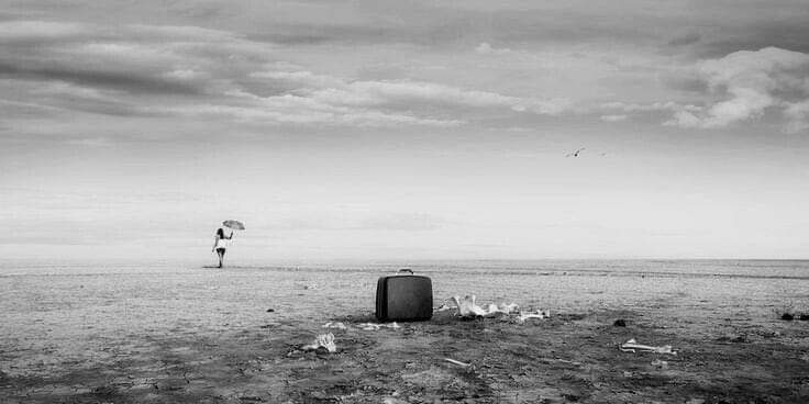 "Todos los cambios, aun los más ansiados, llevan consigo cierta melancolía, porque aquello que dejamos es una parte de nosotros mismos: debemos morir una vida para entrar en otra".
Anatole France 
📷Kasia Derwinska