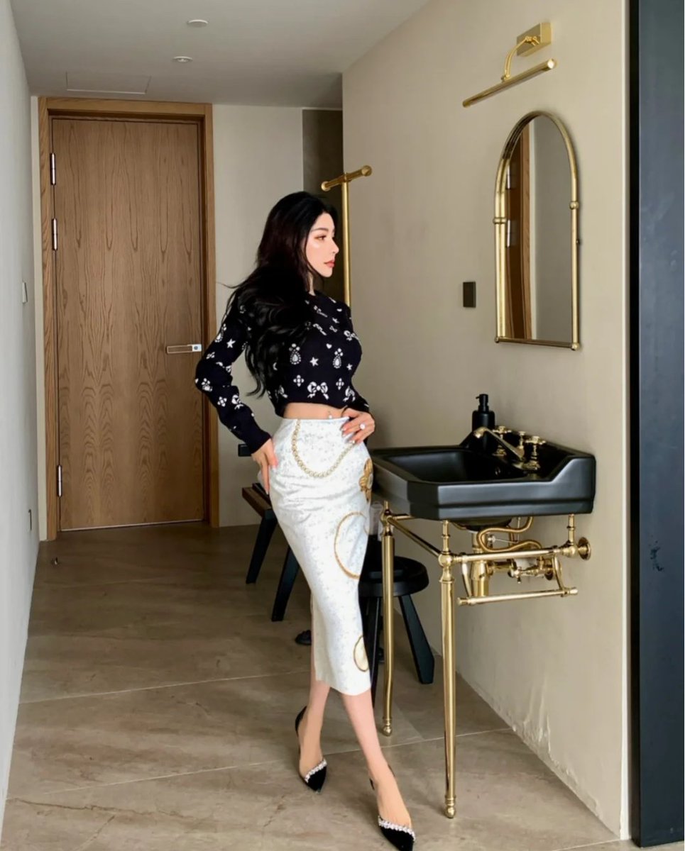 AnnaLiuaaa's tweet photo. The key to happiness is not to find a perfect person. But to find someone. Then work with him to build a perfect relationship https://t.co/9SIwer7MY8