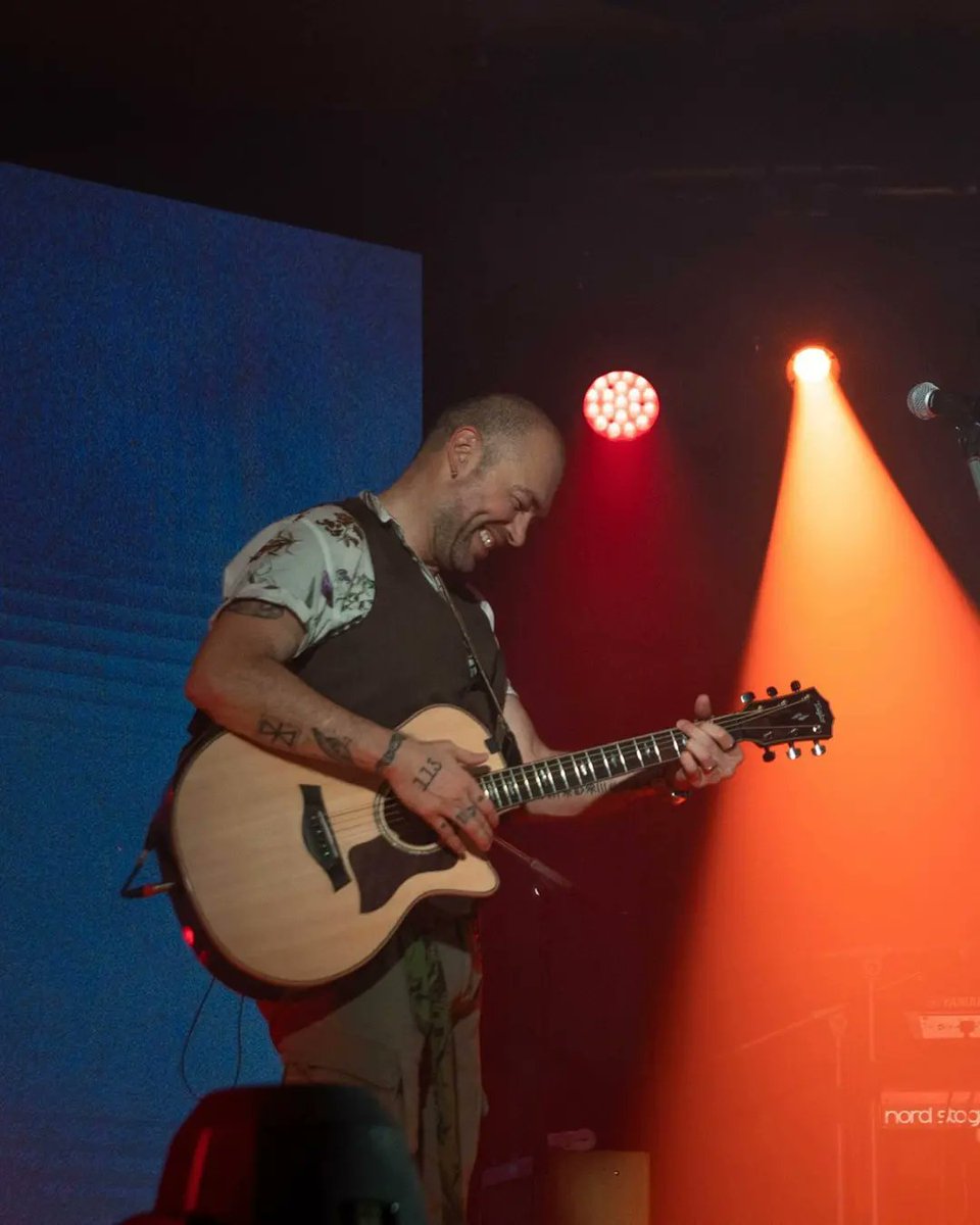 SantiCruz's tweet photo. Caracas, lo de anoche va directo a quedarse grabado en mi alma. Fueron muchos años de espera, y finalmente logramos vernos de nuevo, cantarnos de nuevo, y abrazarnos de nuevo. Gracias de corazón! #YoTeTour 🇻🇪 https://t.co/GSacfEG8Tz