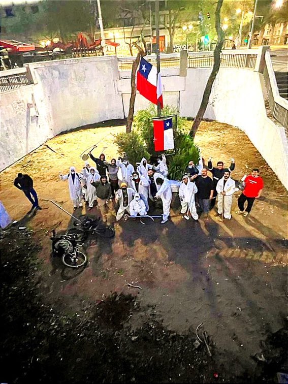 PerejilZurdin's tweet photo. Finalmente salieron del closet los PATRIOTAS.
Ellos son los Overoles Blancos 🌶 https://t.co/QUOtqr4GKz