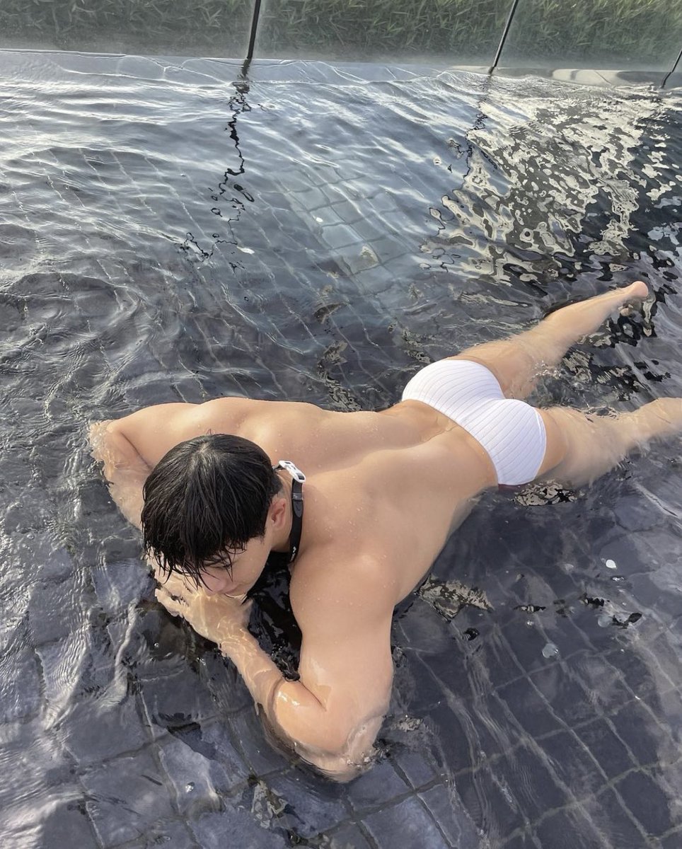 #Wonho goes swimming in newly shared photo.