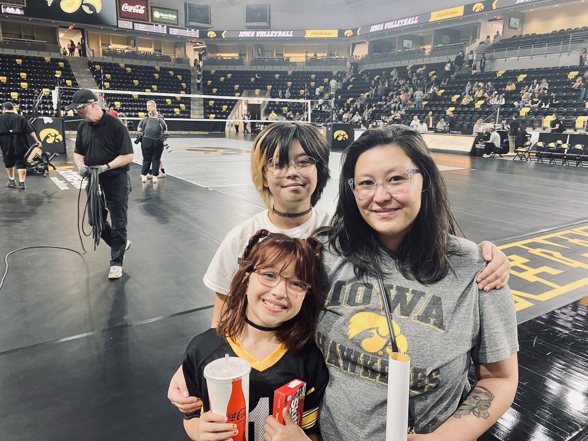 saeraimnida's tweet photo. Fun day with the kiddos watching @IowaVolleyball play against Purdue. Sad they lost but they really played hard. #GoHawks #FightForIowa https://t.co/87JzkBxpDY